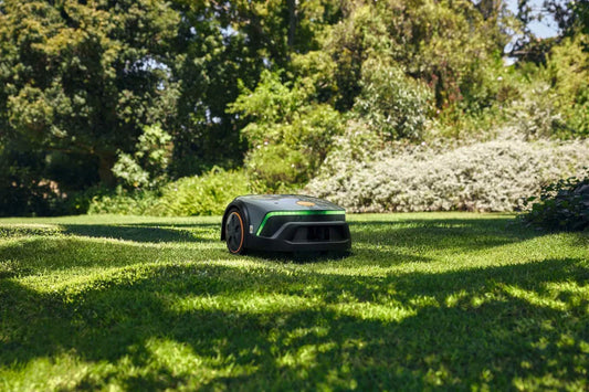 STIHL kabelgeführter Mähroboter iMOW 3 EVO - für kleine Rasenflächen